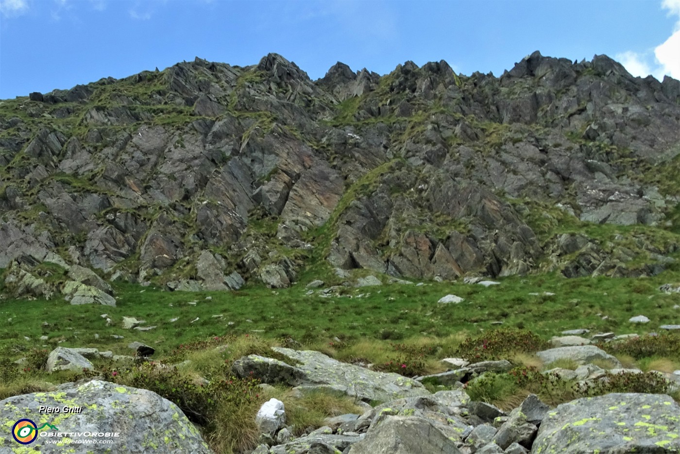 45 Passo sotto i contrafforti rocciosi del versante est del Pizzo Scala .JPG